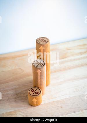 Icône de pourcentage sur le dessus de l'étape de graphique à barres en bloc en bois avec des flèches de montée sur la table en bois et le fond blanc, style vertical, processus de croissance des affaires, Banque D'Images