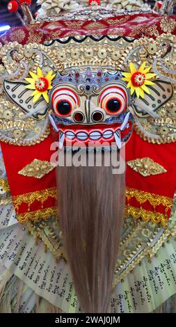 Vue frontale de Barong, créature semblable au lion caractère dans la mythologie de Bali, Indonésie Banque D'Images