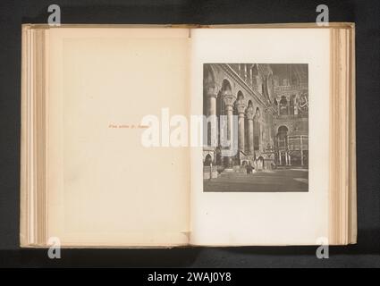 Intérieur de la Sainte-Sophie à Constantinople, Anonyme, c. 1885 - en 1895 ou avant impression photomécanique Hagia Sophia intérieur en papier  représentation d'un bâtiment. Intérieur de l'église Hagia Sophia Banque D'Images