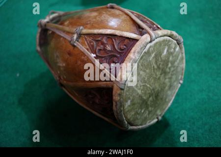 Instrument de musique traditionnel appelé gendang ou kedang en focalisation sélective et en faible luminosité Banque D'Images