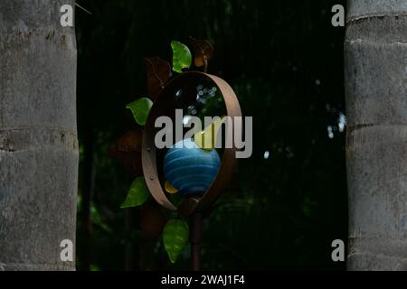 Matakana, Nouvelle-Zélande. Parc Sculptureum. Drôle de sculpture de jardin représentant un oiseau non identifié. Verre et métal rouillé comme ses éléments de construction. Banque D'Images