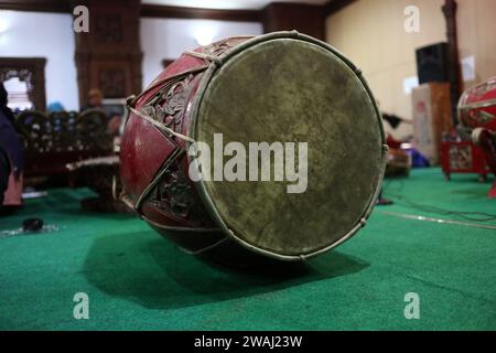 Instrument de musique traditionnel appelé gendang ou kedang en focalisation sélective et en faible luminosité Banque D'Images