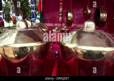 Instrument de musique traditionnel de la tribu javanaise indonésienne appelé gamelan saron Banque D'Images