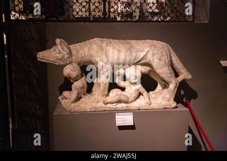 Sienne, Italie - APR 7, 2022: La sculpture du loup de Capitoline représentant une scène de la légende de la fondation de Rome. Banque D'Images