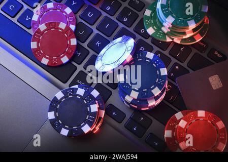 Concept de Paris de jeu en ligne avec des jetons sur le clavier d'ordinateur portable et la carte bancaire. Vue de dessus. Banque D'Images