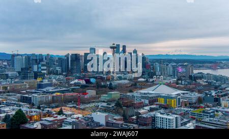 La Skyline urbaine de Seattle, Washington au coucher du soleil à Noël Banque D'Images