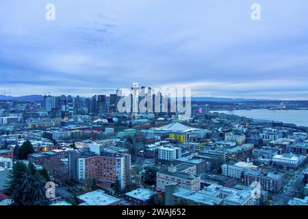 La Skyline urbaine de Seattle, Washington au coucher du soleil à Noël Banque D'Images