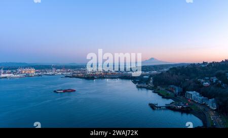 Vue aérienne du mont Rainier et de West Seattle au coucher du soleil en décembre Banque D'Images