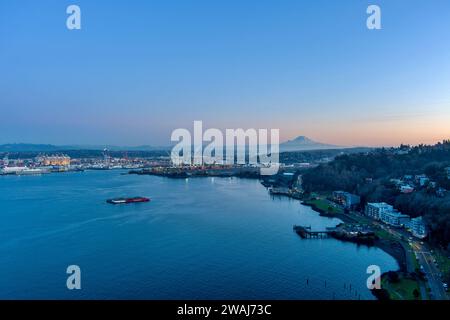 Vue aérienne du mont Rainier et de West Seattle au coucher du soleil en décembre Banque D'Images