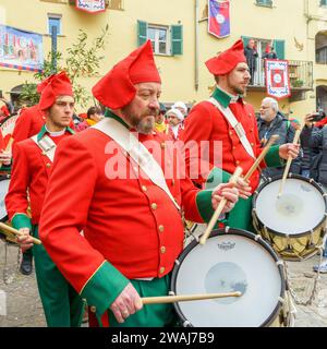 Ivrea, Italy - February 19, 2023: Band of musicians march, a tradition that is part of the historical carnival of Ivrea, Piedmont, Northern Italy Banque D'Images