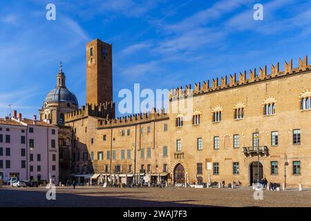 Mantoue, Italie - 28 février 2023: Vue sur la Piazza Sordello, avec les monuments et les commerces locaux, les locaux, et les visiteurs, à Mantoue (Mantova), Lombar Banque D'Images