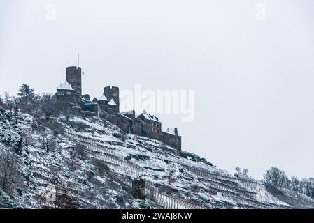 Winter Wonderland à Burg Thurant Château à la Moselle vignobles nichés dans les collines au-dessus de la rivière Moselle Allemagne ville Alken Banque D'Images