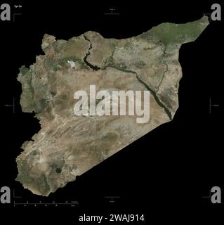 Forme d'une carte satellite à haute résolution de la Syrie, avec l'échelle de distance et les coordonnées de la carte frontière, isolé sur noir Banque D'Images