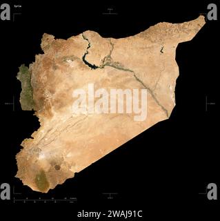 Forme d'une carte satellite à basse résolution de la Syrie, avec échelle de distance et coordonnées de la frontière de la carte, isolé sur noir Banque D'Images