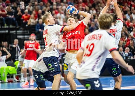 Copenhague, Danemark. 04 janvier 2024. Mathias Gidsel (19) du Danemark et Magnus Gullerud (21) du Norvège vus lors du match Norlys Golden League 2024 entre le Danemark et la Norvège à la Royal Arena de Copenhague. (Crédit photo : Gonzales photo/Alamy Live News Banque D'Images