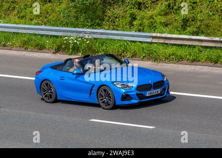 2021 bleu BMW Z4, Sdrive20I M Sport Auto 1998cc cabriolet automatique à 8 vitesses, cabriolet 2 places à toit souple. Voiture de sport ; voyager sur l'autoroute M6, Manchester, Royaume-Uni Banque D'Images
