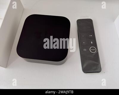 Gros plan d'une télécommande Apple TV sur un rebord de fenêtre blanc Banque D'Images