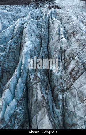 Vue de dessus gros plan de la surface sèche texturée du glacier massif de Vatnajokull avec des fissures en Islande le jour de l'hiver Banque D'Images