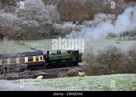 Réservoir de valise GWR 7754 récemment restauré tirant un train spécial de Noël du Père Noël au chemin de fer de Llangollen, décembre 2023 Banque D'Images