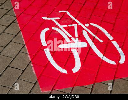 Panneau de stationnement de vélo peint sur le trottoir dans la ville Banque D'Images