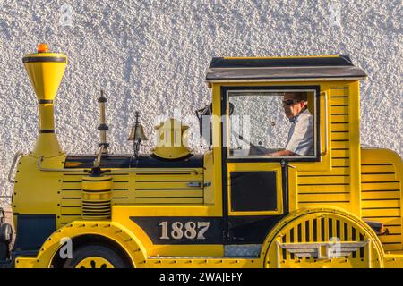 Train touristique jaune à Puerto de la Cruz sur Tenerife, Espagne Banque D'Images