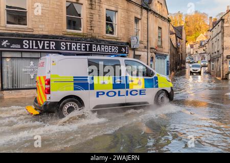 Bradford on Avon, Wiltshire, Royaume-Uni, le 5 janvier 2024, Un véhicule de police avec des lumières de secours naviguant dans les inondations de la rivière Avon sur la route principale à travers Bradford on Avon crédit Estelle Bowden/Alamy Live news Banque D'Images