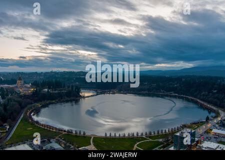 Vue aérienne du lac Capitol, Olympia, Washington au coucher du soleil en décembre Banque D'Images