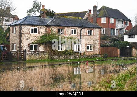 Alfriston, Sussex Royaume-Uni 5 janvier 2024 - maisons entourées par les eaux de crue par la rivière Cuckmere à Alfriston, Sussex de l'est après une autre nuit de fortes pluies avec plus de 300 avertissements d'inondation et de météo émis dans tout le pays : crédit Simon Dack / Alamy Live News Banque D'Images