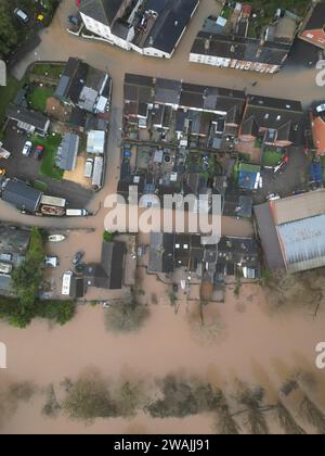 Gloucester, Gloucestershire, Royaume-Uni – Vendredi 5 janvier 2024 - UK Weather – vue aérienne par drone des inondations de la rivière Severn autour de Gloucester montrant des propriétés inondées sur l'île Alney à la périphérie de la ville de Gloucester. L'avertissement d'inondation de l'Agence de l'Environnement indique un niveau de la rivière de 4.70m à 10.30h ce matin. Photo Steven May / Alamy Live News Banque D'Images