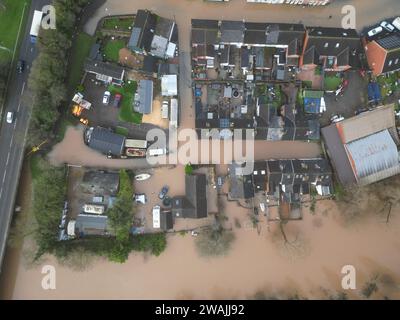 Gloucester, Gloucestershire, Royaume-Uni – Vendredi 5 janvier 2024 - UK Weather – vue aérienne par drone des inondations de la rivière Severn autour de Gloucester montrant des propriétés inondées sur l'île Alney à la périphérie de la ville de Gloucester. L'avertissement d'inondation de l'Agence de l'Environnement indique un niveau de la rivière de 4.70m à 10.30h ce matin. Photo Steven May / Alamy Live News Banque D'Images