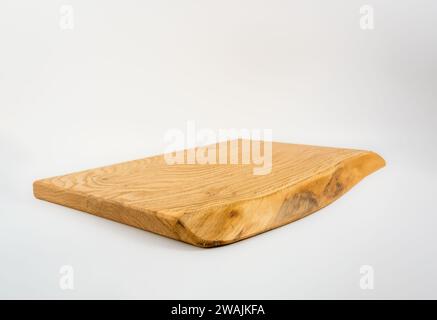 Live Edge bois dur naturel coupe rustique charcuterie ou planche de service isolé sur un fond blanc Banque D'Images