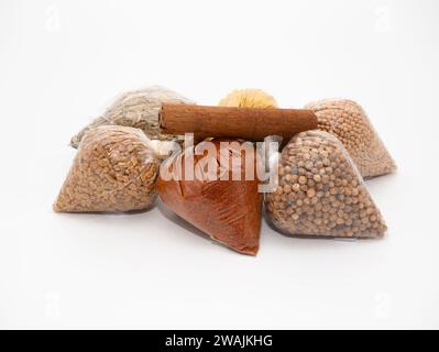 sélection d'épices orientales et asiatiques dans des sacs en polyéthylène isolés sur fond blanc Banque D'Images