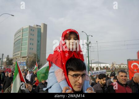 31 décembre 2023 : Gaziantep, Turkiye. 31 décembre 2023. Une foule se rassemble à Gaziantep pour soutenir les Palestiniens et s’opposer aux attaques continues d’Israël sur la bande de Gaza. Les participants ont agité le drapeau palestinien à côté du drapeau turc, tout en commémorant les personnes tuées dans les récentes attaques dans le nord de l'Irak (image de crédit : © Muhammad ATA/IMAGESLIVE via ZUMA Press Wire) À USAGE ÉDITORIAL SEULEMENT! Non destiné à UN USAGE commercial ! Banque D'Images