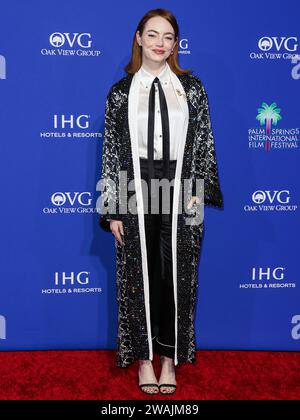 PALM SPRINGS, COMTÉ DE RIVERSIDE, CALIFORNIE, États-Unis - JANVIER 04 : Emma Stone portant des vêtements personnalisés Louis Vuitton arrive à la 35e cérémonie annuelle des Palm Springs International film Festival film Awards qui se tient au Palm Springs Convention Center le 4 janvier 2024 à Palm Springs, Comté de Riverside, Californie, États-Unis. (Photo de Xavier Collin/image Press Agency) Banque D'Images