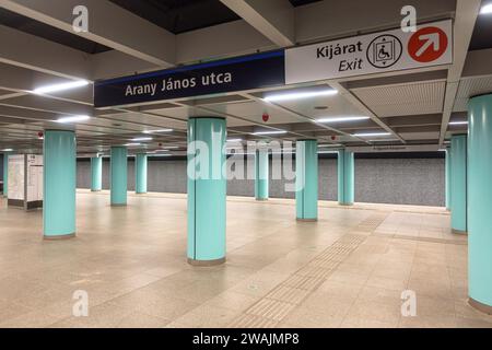 Colonnes de soutien sur le quai de la station de métro Arany Janos utca sur la ligne 3 à Budapest Banque D'Images