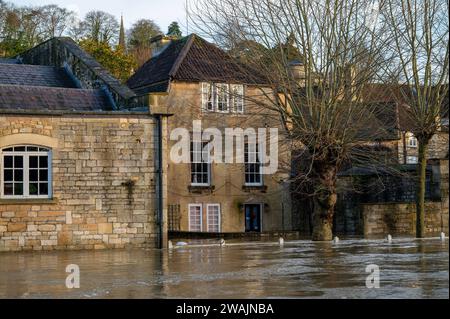 05.01.24. MÉTÉO WILTSHIRE. Inondations à Bradford-on-Avon dans le Wiltshire où la rivière Avon a éclaté ses berges après des jours de fortes pluies à travers t Banque D'Images