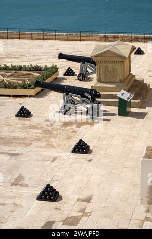 Valletta Malte septembre 07 2023 Canon Balls la batterie salante est une batterie d'artillerie à la Valette, Malte construite au 16e siècle par l'Ord Banque D'Images