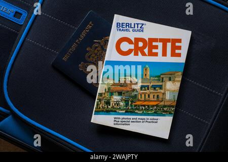 Crete Berlitz Guide de Voyage livre avec passeport britannique sur valise - concept de voyage de vacances Banque D'Images