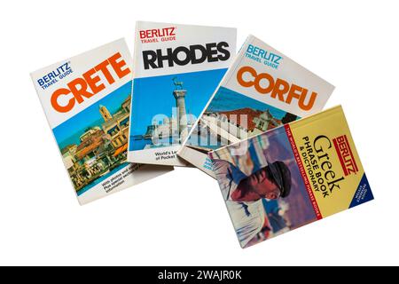 Berlitz Guides de Voyage Guides de Voyage pour les îles grecques Crète Corfou et Rhodes avec livre de phrase grec et dictionnaire isolé sur fond blanc Banque D'Images