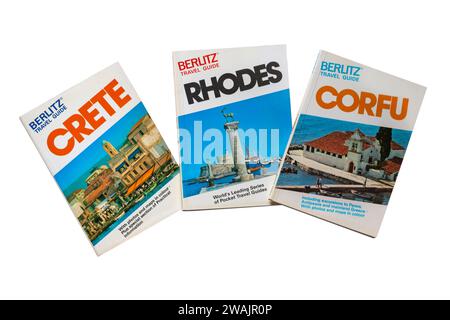 Berlitz Guides de Voyage Guides de Voyage pour les îles grecques Crète, Corfou et Rhodes isolé sur fond blanc Banque D'Images