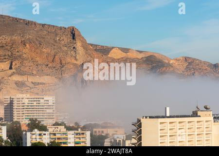AGUADULCE, ESPAGNE - 12 DÉCEMBRE 2023 brouillard suspendu au-dessus d'une ville balnéaire en Espagne, vue sur la promenade, la bande côtière et la mer Méditerranée dans l'Andalu Banque D'Images
