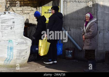 Orikhiv, Ukraine. 04 janvier 2024. Des résidents locaux vus entrer dans leur refuge à Orikhiv. À quelques kilomètres de la ligne de front sud-est, Orikhiv est devenue une ville fantôme près de deux ans après que la Russie ait lancé une invasion à grande échelle de l’Ukraine. Des maisons ont été détruites, des bâtiments réduits en décombres et des magasins fermés en raison des bombardements quotidiens russes et des frappes aériennes. Avant la guerre, Orikhiv abritait plus de 14 000 000 personnes. Près de deux ans plus tard, il a été largement réduit en décombres. Crédit : SOPA Images Limited/Alamy Live News Banque D'Images