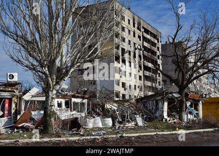 Orikhiv, Ukraine. 04 janvier 2024. Vue des immeubles d'appartements et des magasins qui ont été endommagés par les bombardements russes à Orikhiv. À quelques kilomètres de la ligne de front sud-est, Orikhiv est devenue une ville fantôme près de deux ans après que la Russie ait lancé une invasion à grande échelle de l’Ukraine. Des maisons ont été détruites, des bâtiments réduits en décombres et des magasins fermés en raison des bombardements quotidiens russes et des frappes aériennes. Avant la guerre, Orikhiv abritait plus de 14 000 000 personnes. Près de deux ans plus tard, il a été largement réduit en décombres. Crédit : SOPA Images Limited/Alamy Live News Banque D'Images