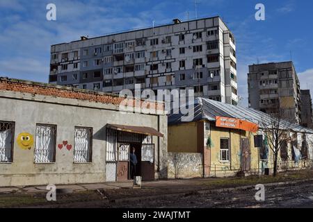 Orikhiv, Ukraine. 04 janvier 2024. Un résident local se tient à la porte d'entrée du magasin qui a été endommagé par les bombardements russes à Orikhiv. À quelques kilomètres de la ligne de front sud-est, Orikhiv est devenue une ville fantôme près de deux ans après que la Russie ait lancé une invasion à grande échelle de l’Ukraine. Des maisons ont été détruites, des bâtiments réduits en décombres et des magasins fermés en raison des bombardements quotidiens russes et des frappes aériennes. Avant la guerre, Orikhiv abritait plus de 14 000 000 personnes. Près de deux ans plus tard, il a été largement réduit en décombres. Crédit : SOPA Images Limited/Alamy Live News Banque D'Images