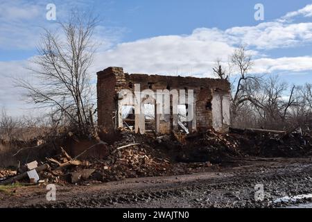 Orikhiv, Ukraine. 04 janvier 2024. Vue sur les ruines de l'ancien bâtiment historique qui a été détruit par les bombardements russes à Orikhiv. À quelques kilomètres de la ligne de front sud-est, Orikhiv est devenue une ville fantôme près de deux ans après que la Russie ait lancé une invasion à grande échelle de l’Ukraine. Des maisons ont été détruites, des bâtiments réduits en décombres et des magasins fermés en raison des bombardements quotidiens russes et des frappes aériennes. Avant la guerre, Orikhiv abritait plus de 14 000 000 personnes. Près de deux ans plus tard, il a été largement réduit en décombres. Crédit : SOPA Images Limited/Alamy Live News Banque D'Images