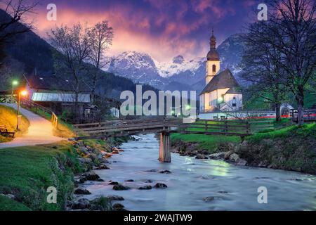 Photo du Ramsau vue panoramique avec église. Banque D'Images