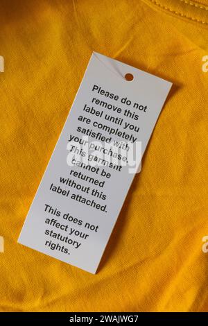 Veuillez ne pas retirer cette étiquette tant que vous n'êtes pas entièrement satisfait de votre étiquette d'achat sur le t-shirt BBC Children in Need Pudsey Banque D'Images