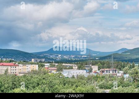 Zlatoust, Russie - 20 juin 2023 : Panorama de la ville et de ses environs, Taganay Ridge. Paysage de ville d'été par temps nuageux. Vue de l'observation déc Banque D'Images