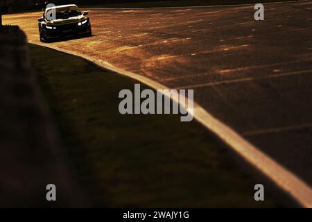 Aidan Moffat Silhouette dans Brands Hatch Sunset sur Pit Straight Banque D'Images