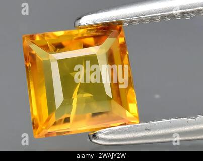 gemme de saphir orange naturel sur fond Banque D'Images